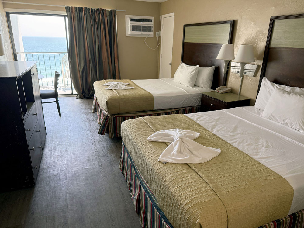 accommodation Oceanfront Efficiency with 2 Queen Beds